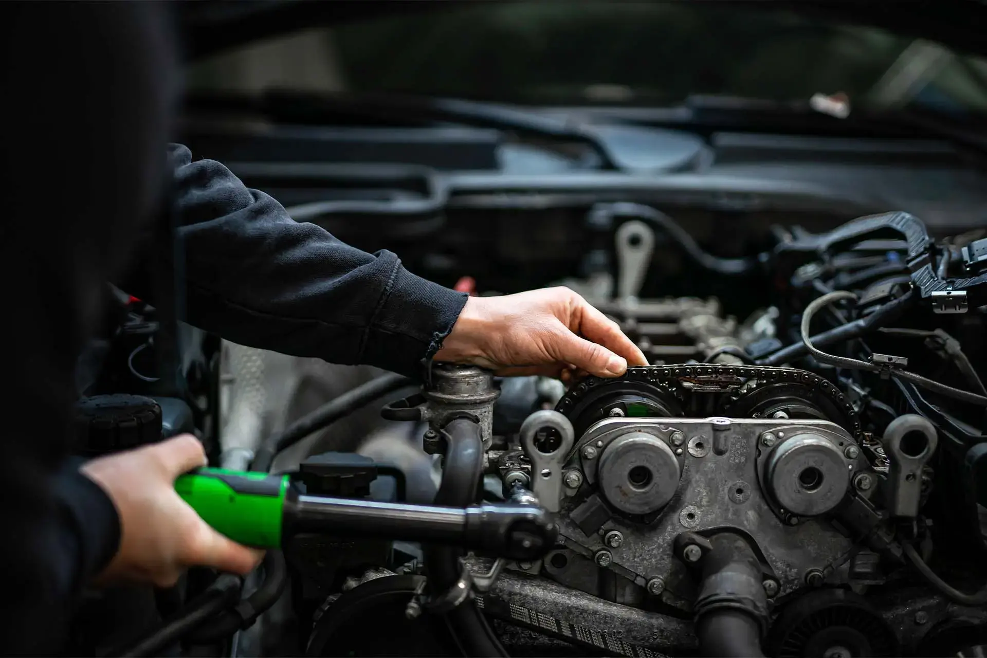 monteur vervangt de distributieketting van een auto