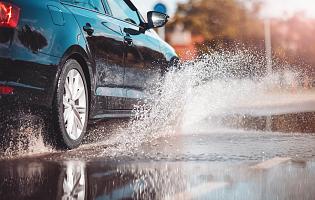 Auto rijdt in de regen