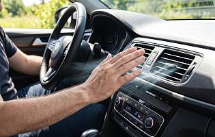 airco blaast lucht in de auto