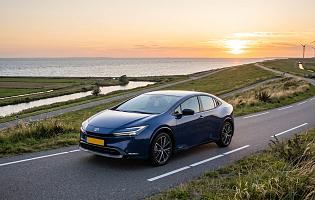 hybride auto rijdt over een dijk