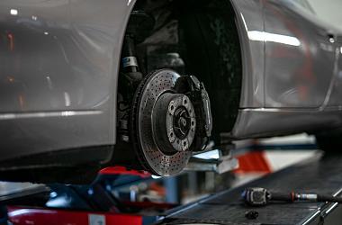 Remschijf met remklauw van een auto