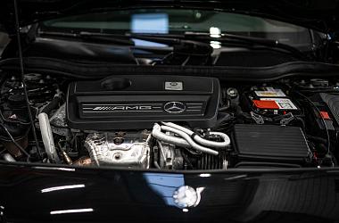 Motor onder motorkap