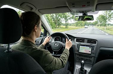 Persoon in de auto aan het rijden