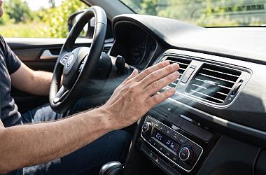 airco blaast lucht in de auto