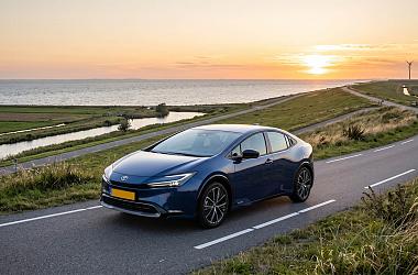 hybride auto rijdt over een dijk