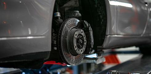 Remschijf met remklauw van een auto