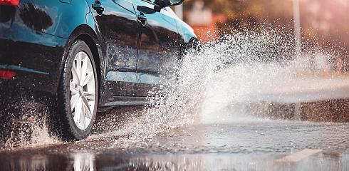 Auto rijdt in de regen