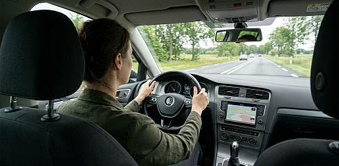 Persoon in de auto aan het rijden