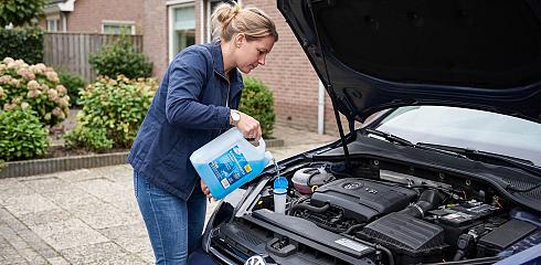 ruitenwisservloeistof bijvullen in de auto