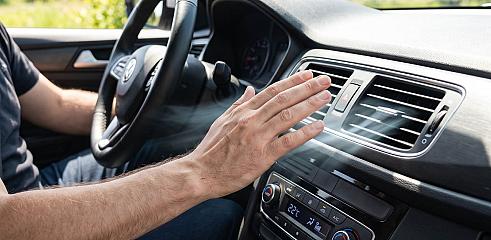 airco blaast lucht in de auto