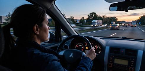 persoon rijdt op de snelweg in de auto met het motorstoringslampje aan