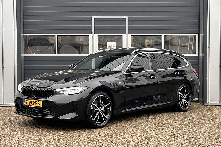 BMW 3 Serie Touring 320e | M pakket | Pano | H&K | Head Up | LED |