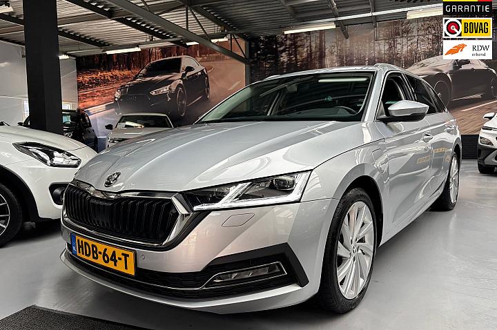 SKODA Octavia Combi 1.4 TSI iV PHEV Sportline Business / Panorama Dak