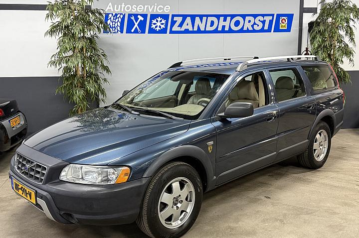 Volvo XC70 2.4 D5 Kinetic AWD // Leer // Trekhaak