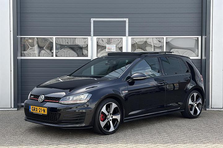 Volkswagen Golf 2.0 TSI GTI | Panoramadak | Xenon | Parkeer sensoren | Stoel verwarming |