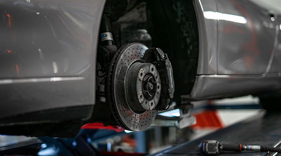 Remschijf met remklauw van een auto