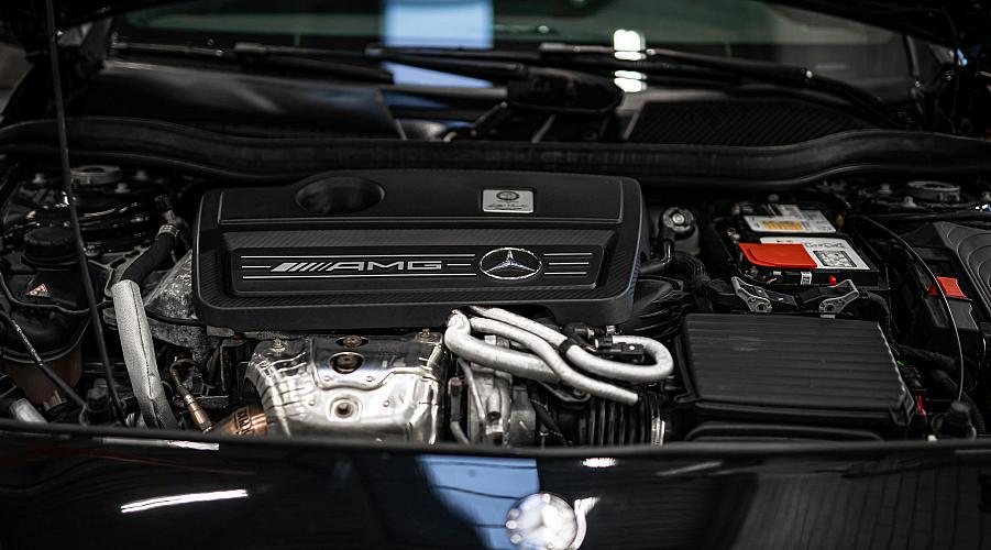 Motor onder motorkap