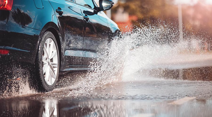 Auto rijdt in de regen