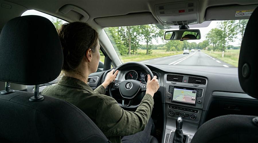 Persoon in de auto aan het rijden