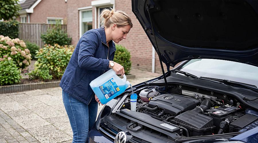 ruitenwisservloeistof bijvullen in de auto